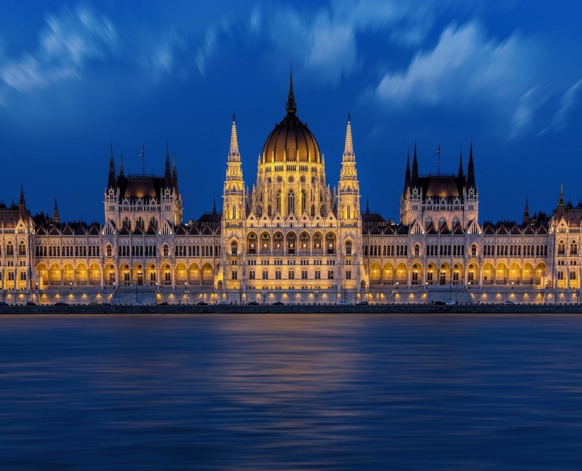 Blick über die Donau auf das Parlament von Budapest