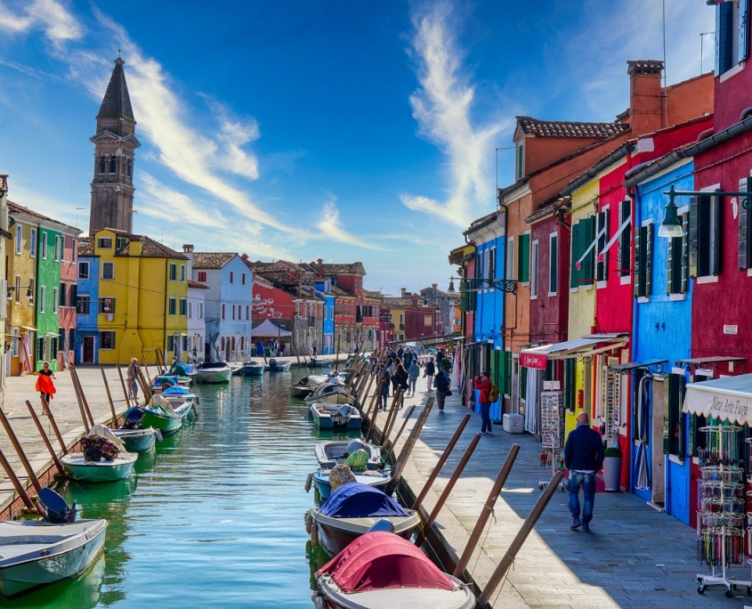 Blick auf einen Kanal auf der Insel Burano nähe von Venedig