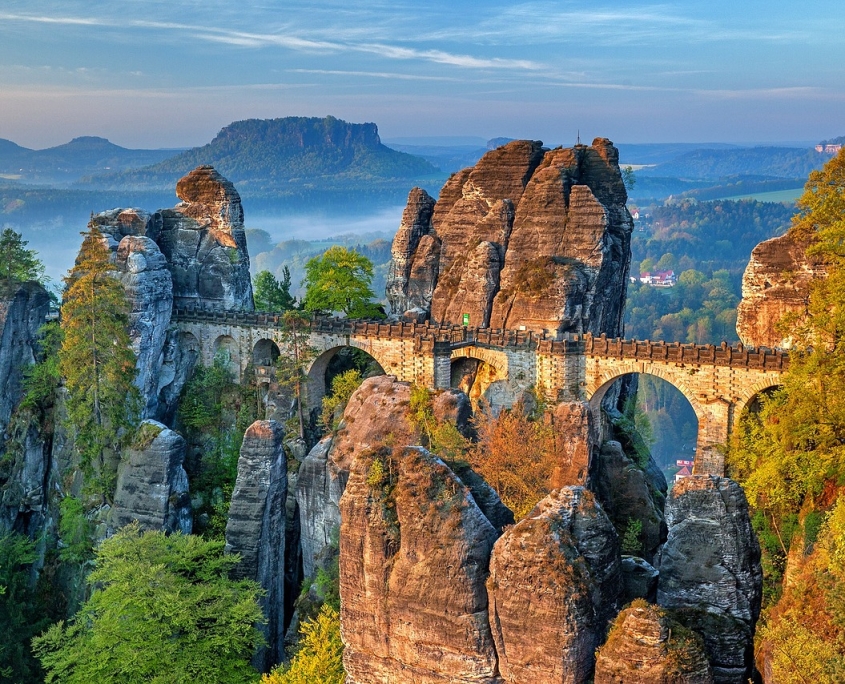 Blick auf die Basteibrücke im Elbsandsteingebirge in Deutschland