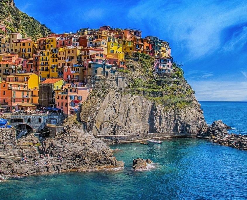 Blick auf die bunten Häuser von Cinque Terre an der ligurischen Riviera in Italien