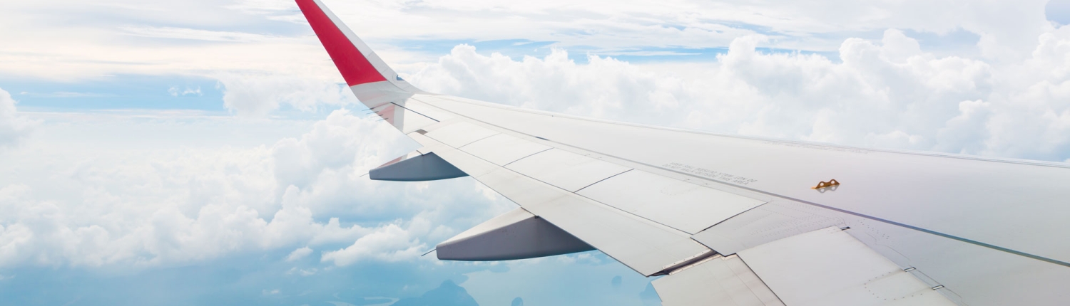 Flügel von einem Flugzeug über dem Meer