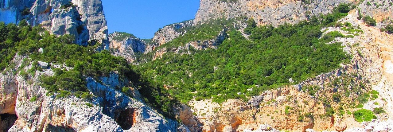 Blick auf einen Felsen auf de Insel Sardinien