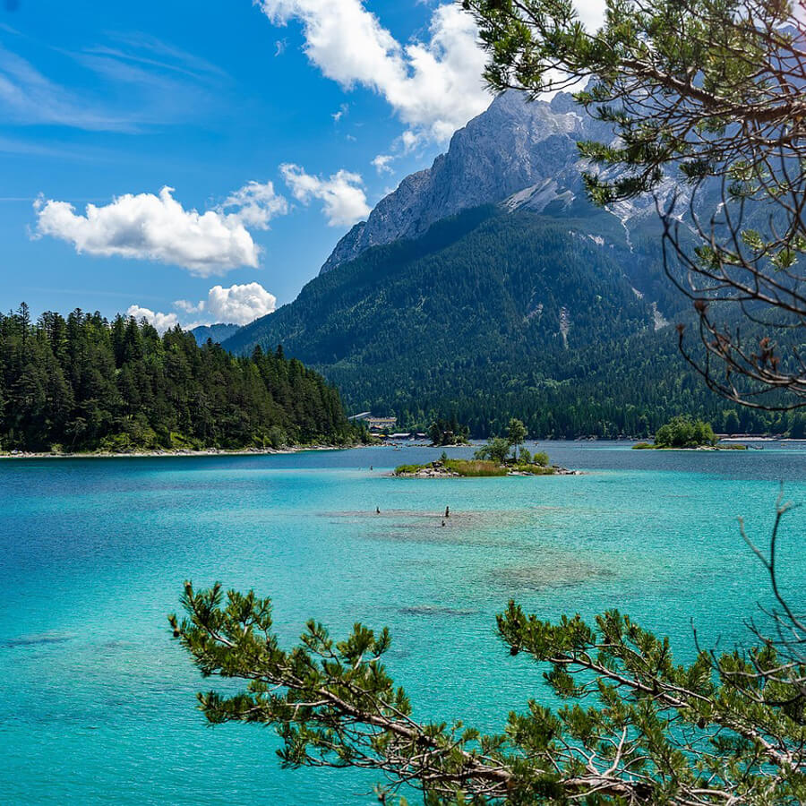 Blick vom Ufer auf den türkisfarbenen Eibsee in Bayern