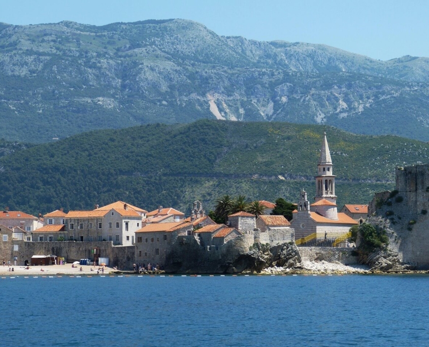 Blick auf Budva in Montenegro im Hintergrund Berge