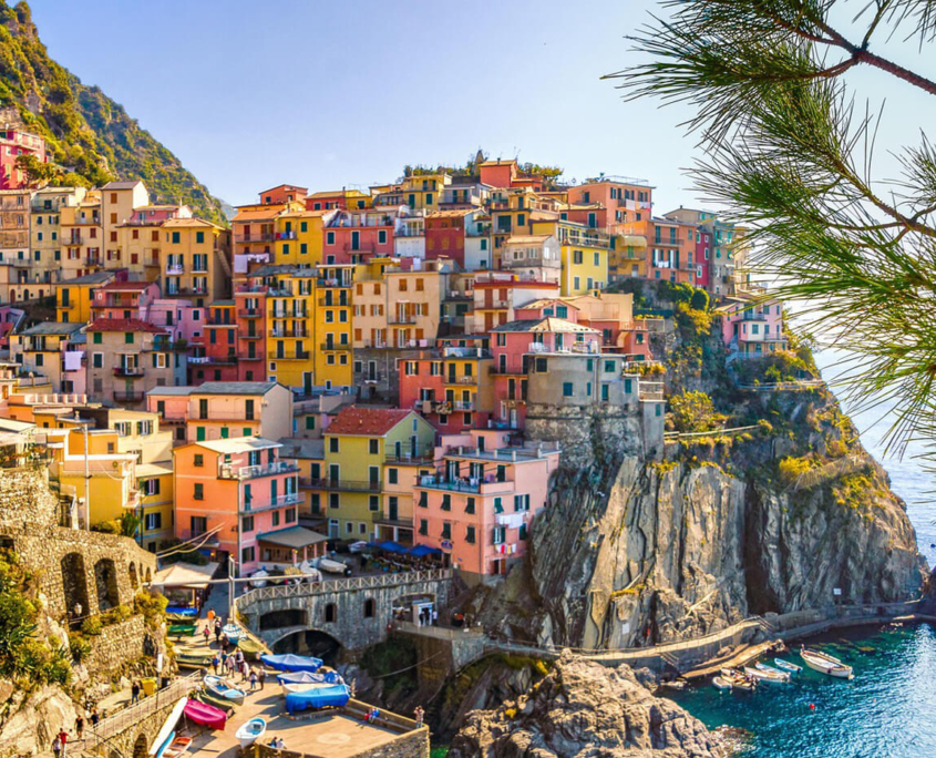 Blick auf die bunten Häuser von Manarola / Cinque Terre Italien