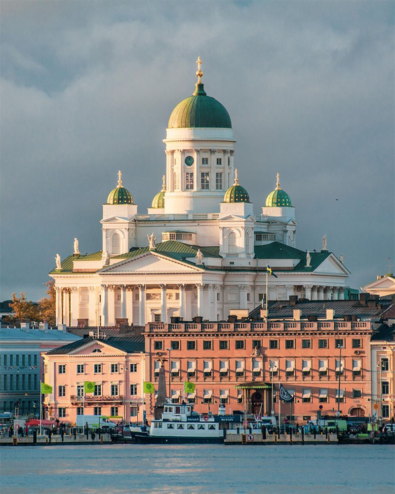 Der Dom zu Helsinki in Finnland über den Fjord fotografiert und von der Sonne angestrahlt