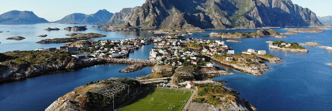 Foto-eines-Fussballplatzes-auf-einer-Insel-der-Lofoten