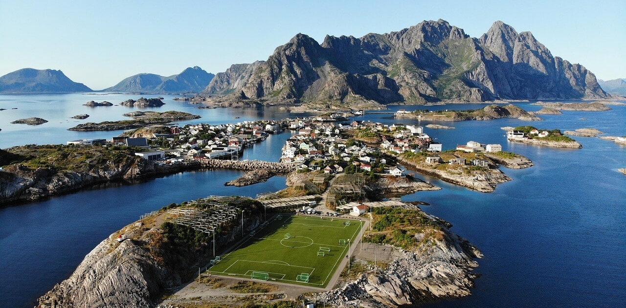 Foto-eines-Fussballplatzes-auf-einer-Insel-der-Lofoten