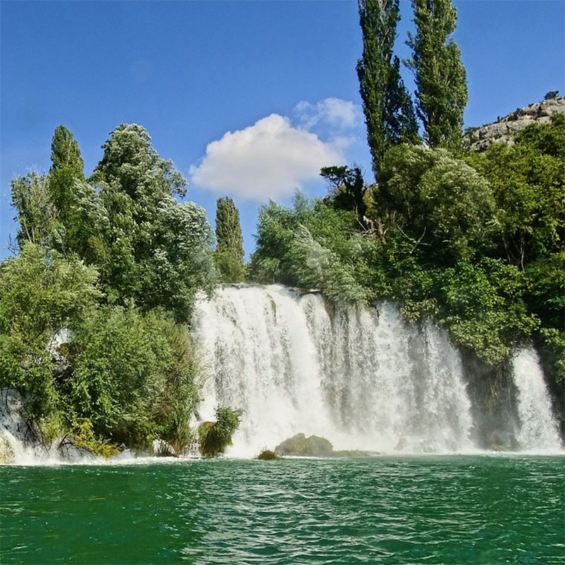 Gruen bewachsener Wasserfall in Kroatien
