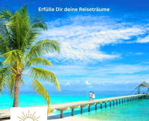 Palmen am Meer mit Steg ins Wasser