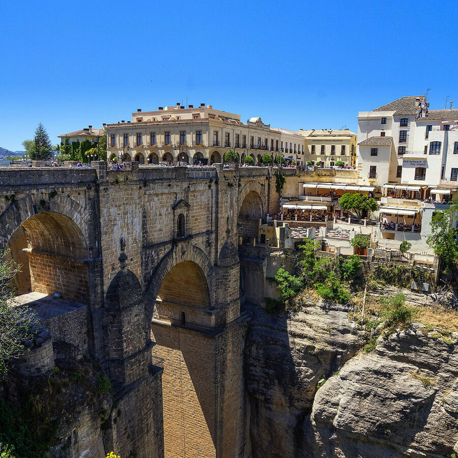 Blick auf die Schlucht und die Brücke in Ronda Andalusien Spanien