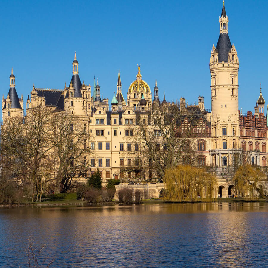 Blick auf das Schweriner Schloß im Vordergrund ein See