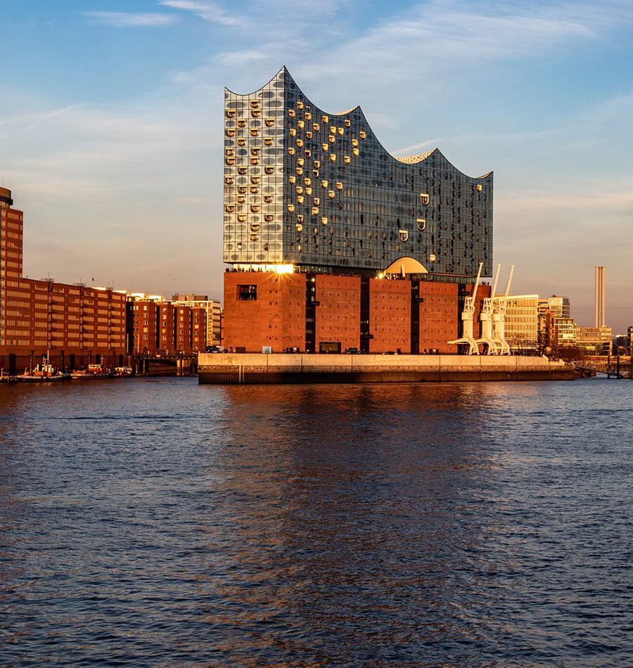 Blick auf die Elbphilharmonie in Hamburg vom Wasser aus