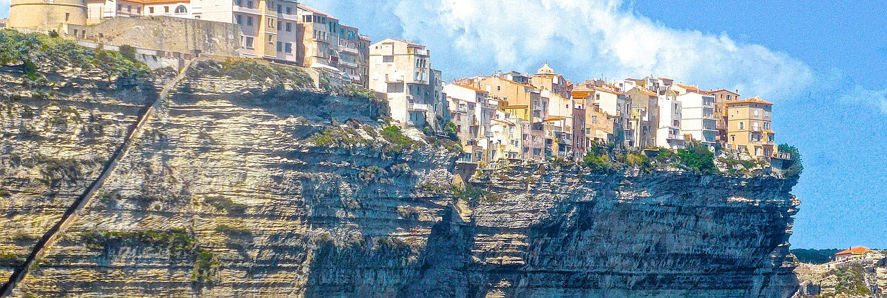 Blick auf die Felsen von Bonifacio auf Korsika in Frankreich