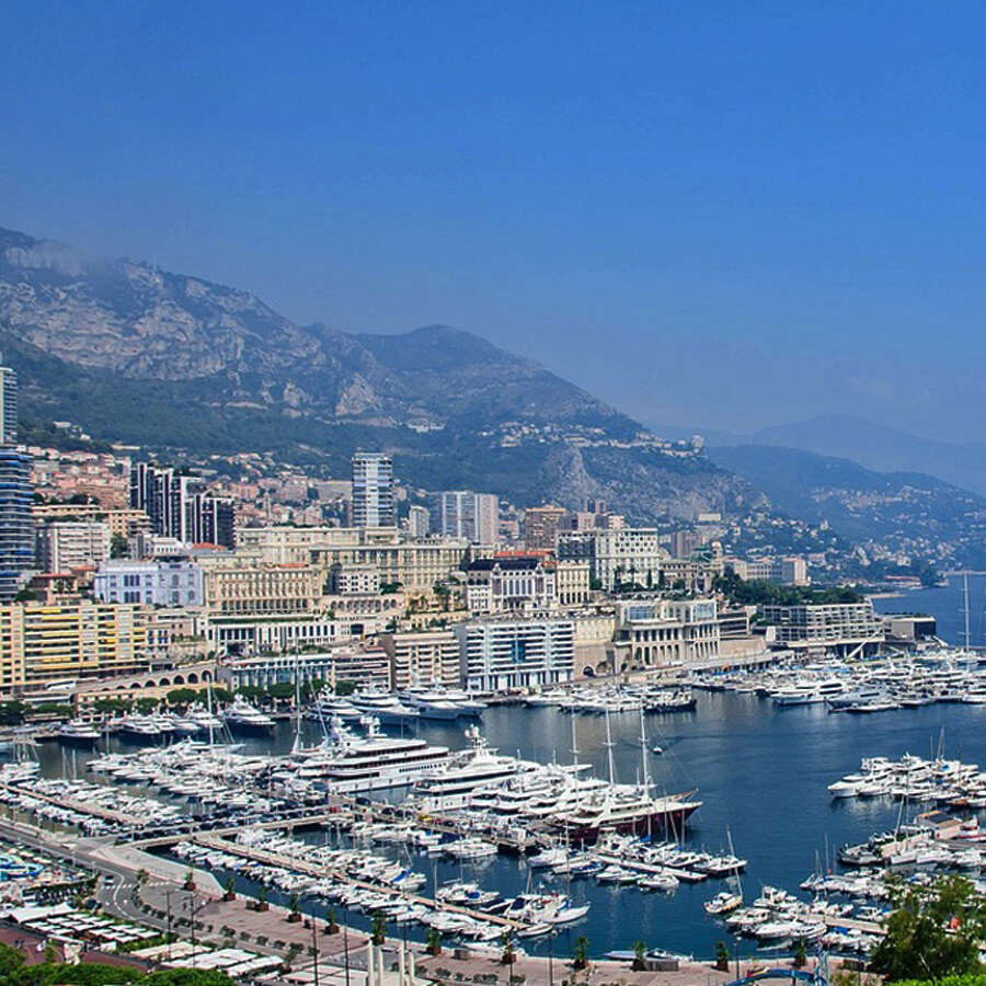 Hafen von Monte Carlo mit Blick auf die Stadt