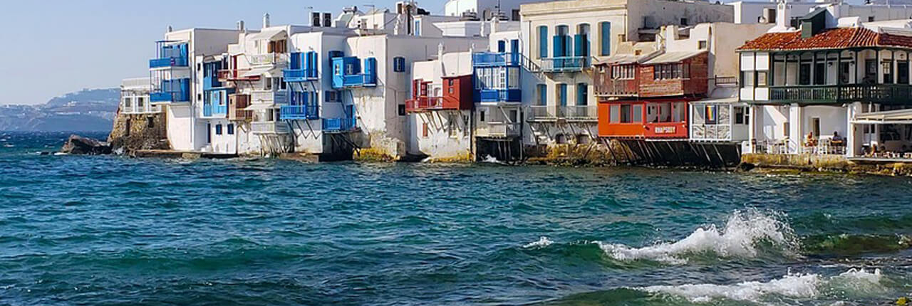 Blick auf die Küste in Mykonos. Häuser direkt am Meer in Griechenland