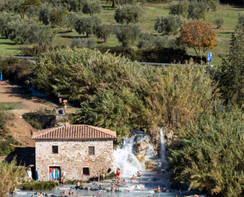 Blick auf die Thermalterrassen von Saturnia - Überblick - Buchbar bei Olivers Touristik World