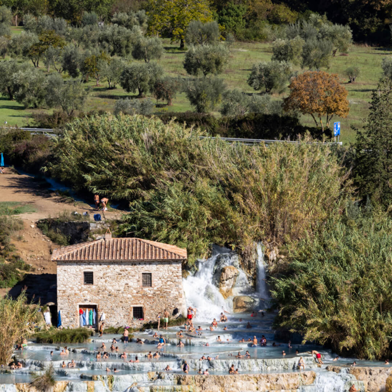 Blick auf die Thermalterrassen von Saturnia - Überblick - Buchbar bei Olivers Touristik World