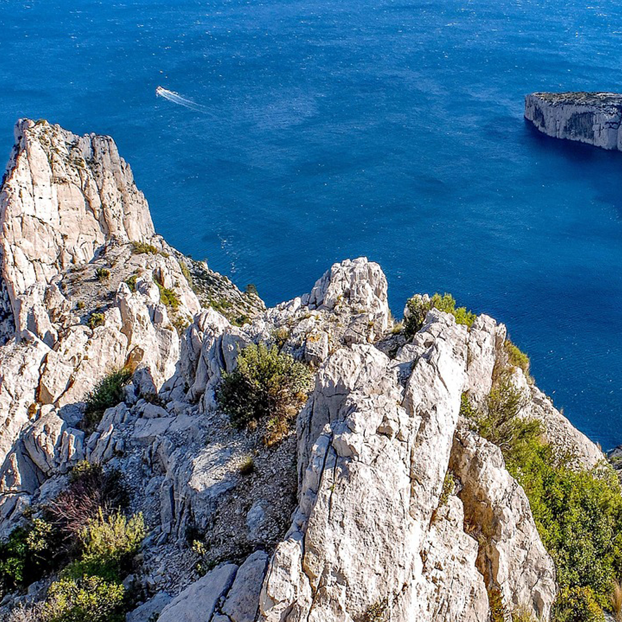 Blick auf das Meer von den Felsen von Calanque in Frankreich