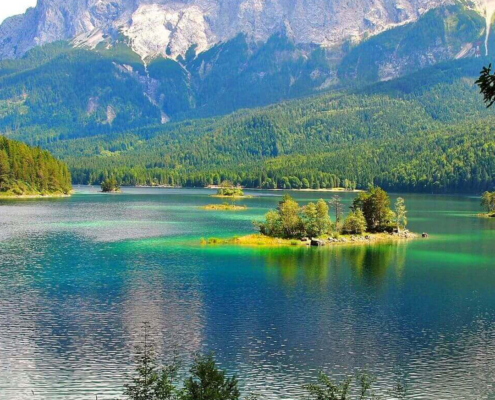 Blick auf den Eibsee mit seinen Inseln und die Zugspitze buchbar bei Olivers Touristik World