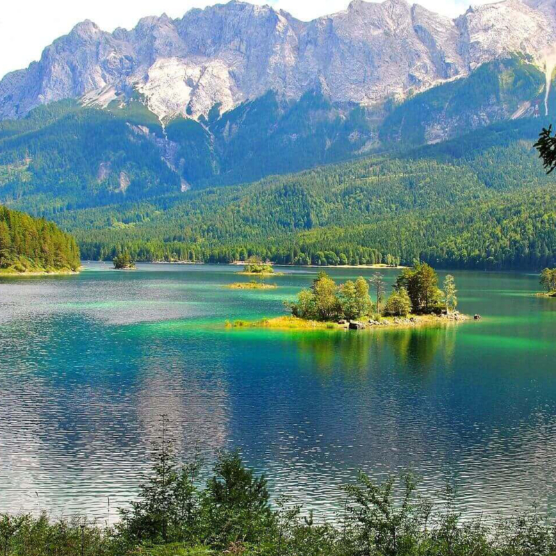 Blick auf den Eibsee mit seinen Inseln und die Zugspitze buchbar bei Olivers Touristik World