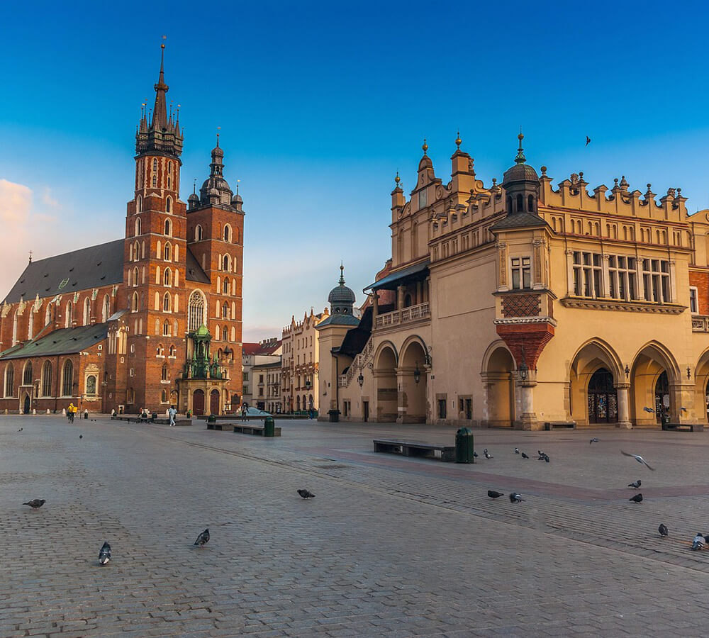 Blick auf den Hauptmarkt von Krakai mit Dom und Rathaus