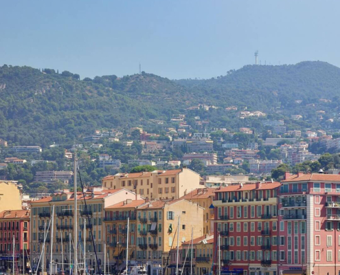 Blick auf den Yachthafen und die Strandpromenade von Nizza buchbar bei Olivers Touristik World