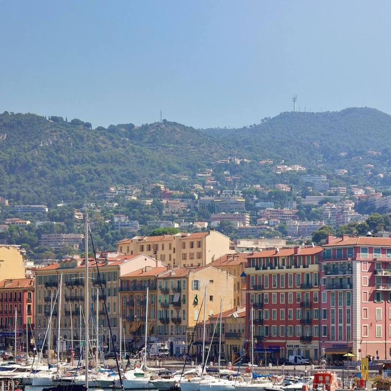 Blick auf den Yachthafen und die Strandpromenade von Nizza buchbar bei Olivers Touristik World
