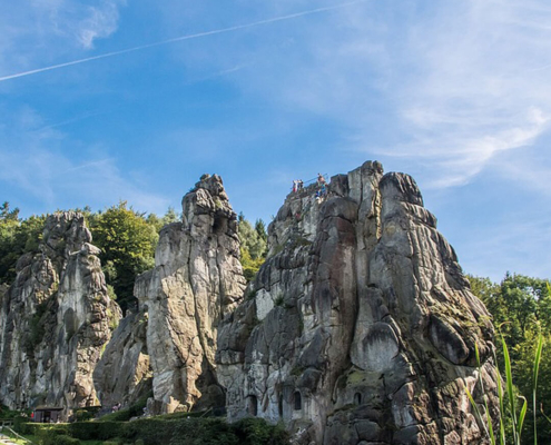 Blick auf die Externsteine mit Teich