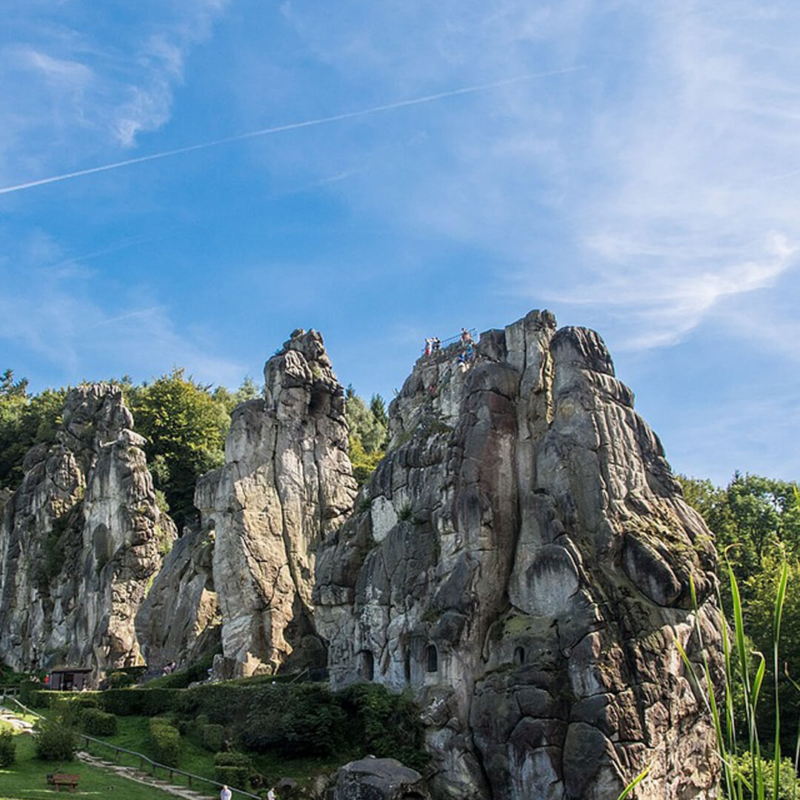 Blick auf die Externsteine mit Teich