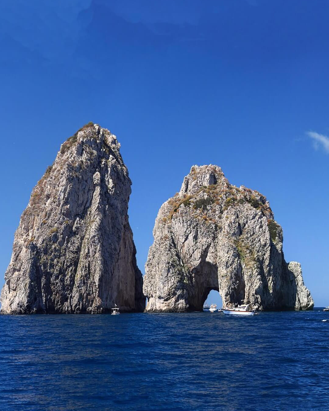 Blick auf die Fanaglioni Felsen vor der Insel Capri Italien buchbar bei Olivers Touristik World