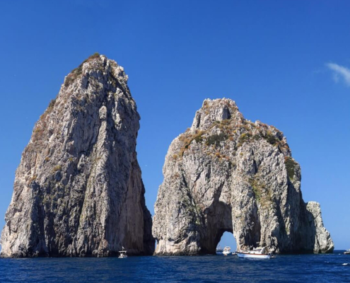Blick auf die Fanaglioni Felsen vor der Insel Capri Italien buchbar bei Olivers Touristik World