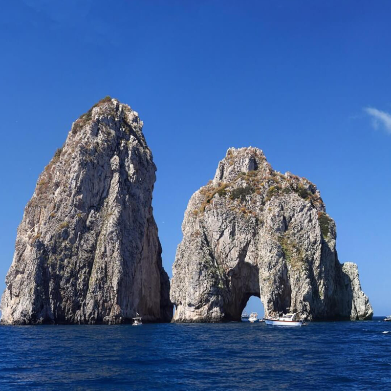 Blick auf die Fanaglioni Felsen vor der Insel Capri Italien buchbar bei Olivers Touristik World
