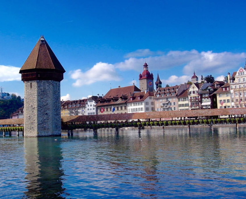 Blick auf die Kapellbruecke in Luzern Schweiz