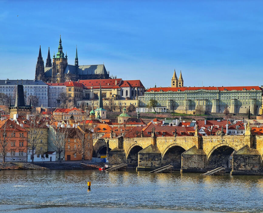 Blicke auf die Karlsbrücke und die Prager Burg