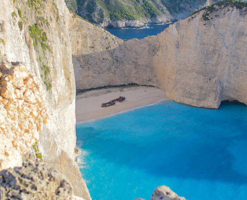 Blick auf die Zakynthos Bay mit Schiffswrack von der Ferne buchbar bei Olivers Touristik World