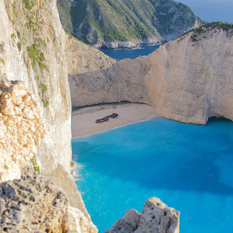 Blick auf die Zakynthos Bay mit Schiffswrack von der Ferne buchbar bei Olivers Touristik World
