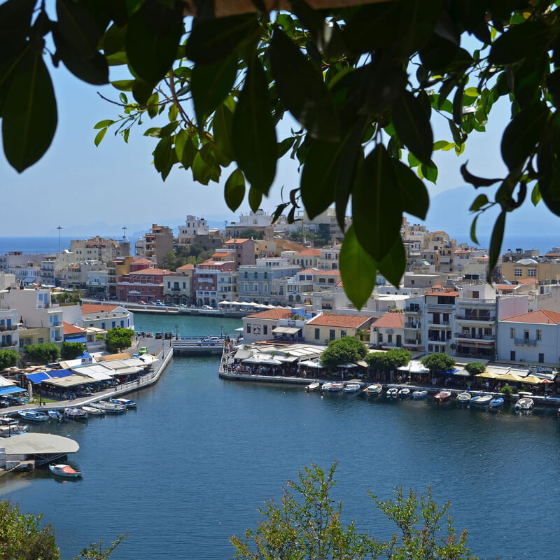 Blick auf einen Hafen in Kreta