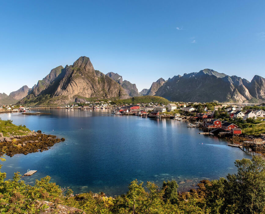 Blick auf einen See mit einem Dorf auf den Lofoten in Norwegen