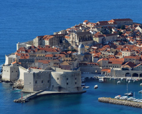Blick über die gesamte Altstadt die Befestigungsanlage und den Hafen von Dubrovnik buchbar bei Olivers Touristik World