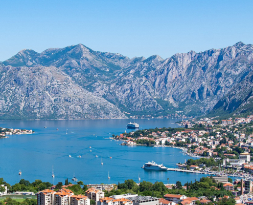 Blick von der Stadt Kotor Montenegro auf die traumhafte Bucht von Kotor bei Olivers Touristik World buchbar