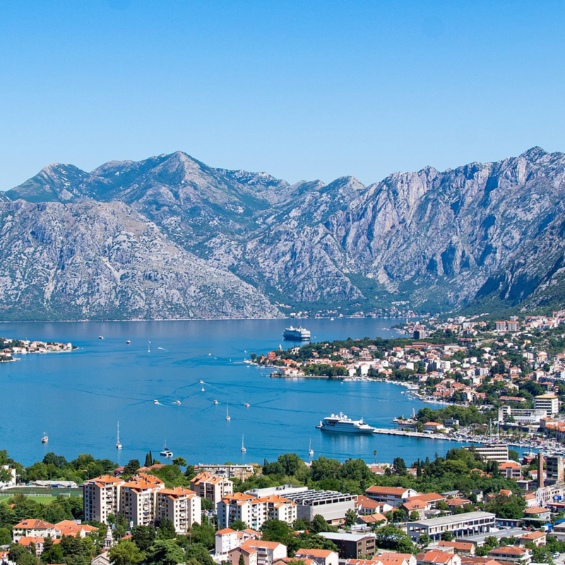 Blick von der Stadt Kotor Montenegro auf die traumhafte Bucht von Kotor bei Olivers Touristik World buchbar