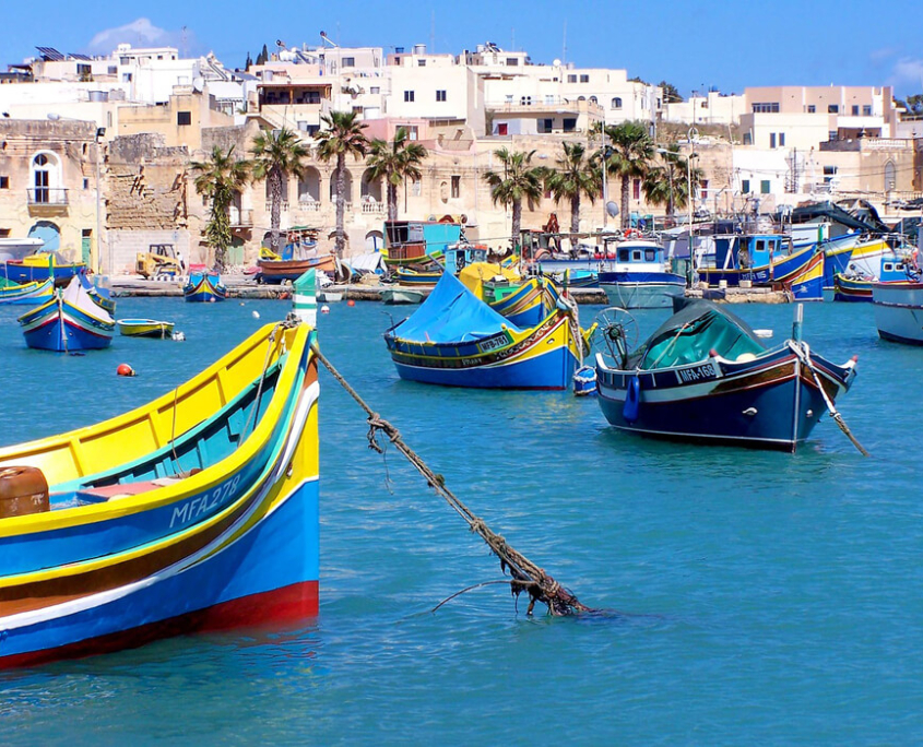 Bunte Fischerboote im Hafen von Malta