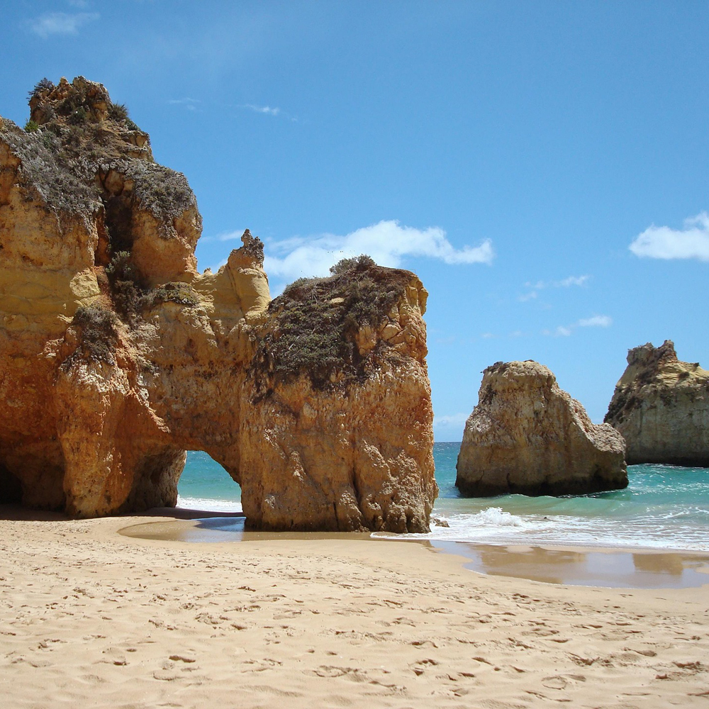 Strand Algarve Portugal, Blick auf einen goldenden Felsen
