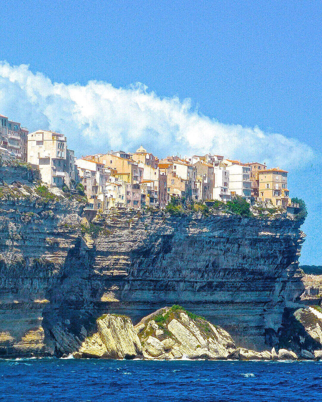 Die Altstadt von Bonifacio auf Korsika direkt am steilabfallenden Felsen am Meer bei Olivers Touristik World buchbar