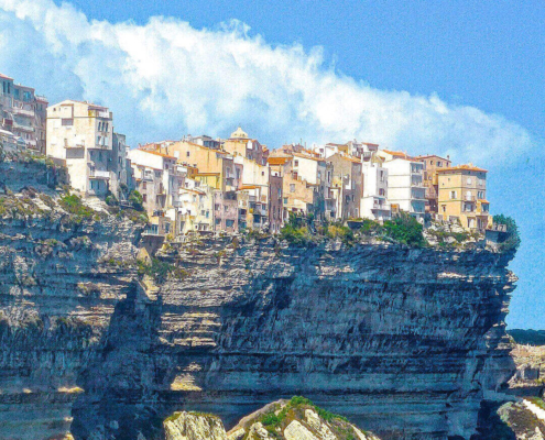 Die Altstadt von Bonifacio auf Korsika direkt am steilabfallenden Felsen am Meer bei Olivers Touristik World buchbar