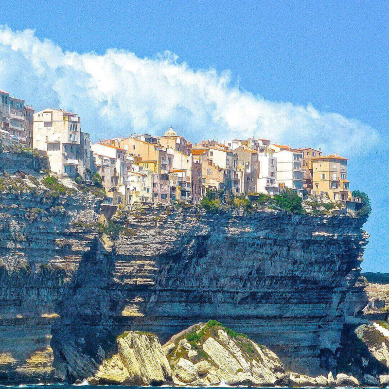 Die Altstadt von Bonifacio auf Korsika direkt am steilabfallenden Felsen am Meer bei Olivers Touristik World buchbar