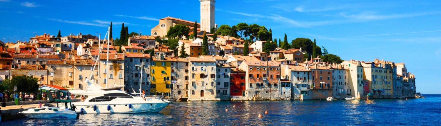 Blick auf die Altstadt von Rovinj in Kroatien vom Boot aus