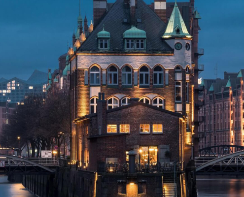 Blickl auf die Speicherstadt am Abend beleuchtet in Hamburg buchbar bei Olivers Touristik World