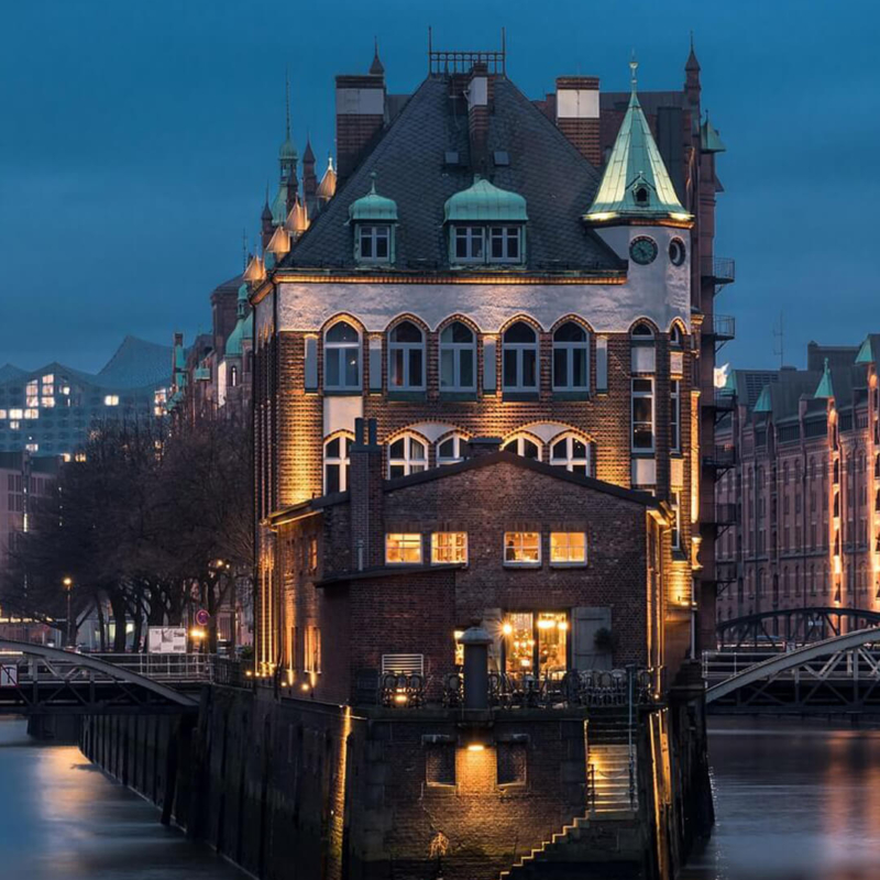 Blickl auf die Speicherstadt am Abend beleuchtet in Hamburg buchbar bei Olivers Touristik World